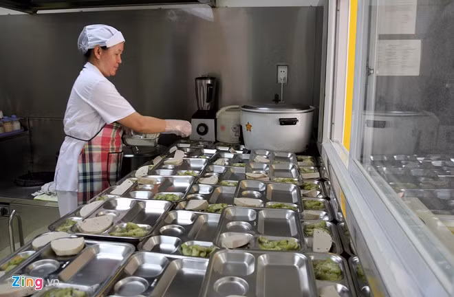 Khu vực bếp chia khẩu phần bữa cơm trưa cho các bé tùy theo lứa tuổi.