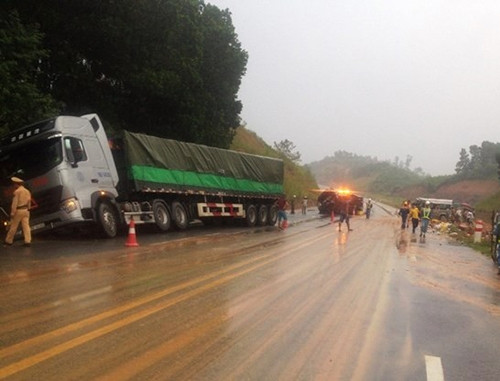Nguyen nhan vu tai nan xe don dau tren cao toc Lao Cai-Noi Bai