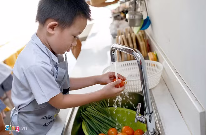 Các em được học nấu ăn, làm bánh... Nhà trường dành hẳn một phòng làm nhà bếp với đầy đủ dụng cụ phù hợp với trẻ.