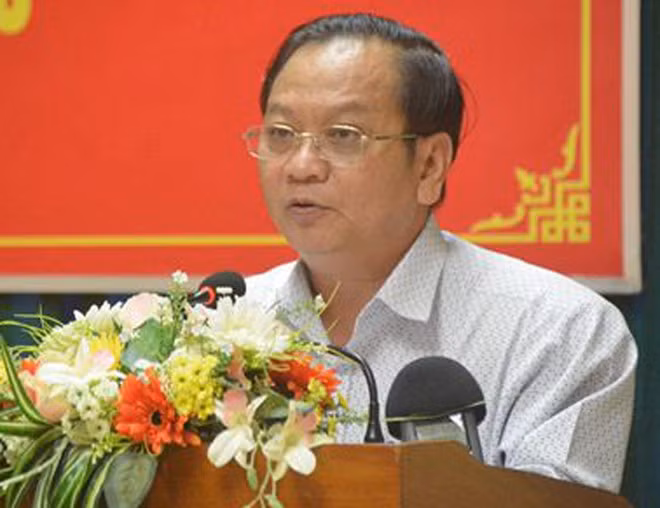 Ông Trần Quốc Trung - Bí thư Thành ủy Cần Thơ Ông Trần Quốc Trung sinh ngày 9/9/1960, quê ở xã Tân Phước Hưng, huyện Phụng Hiệp (Hậu Giang), trình độ cử nhân Kinh tế, cử nhân luật. Trước khi được bầu làm Bí thư Thành ủy Cần Thơ nhiệm kỳ mới vào ngày gày 25/9/2015, ông Trung từ giữ chức Phó bí thư Thành ủy Cần Thơ.