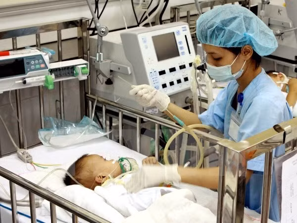 6. Thai nhi 8 tháng tuổi trong bụng bà mẹ tự thiêu đã được cứu sống Ngày 17/9, bà Lê Thị Thu Hà - Phó khoa sơ sinh bệnh viện Nhi Trung ương cho biết, đã thực hiện thành công ca mổ cứu sống thai nhi 8 tháng tuổi trong bụng người mẹ tự thiêu xảy ra vào khoảng 19h15 phút ngày 12/9 tại thôn Tân Lập, xã Trần Phú, huyện Chương Mỹ, Hà Nội. Vào thời điểm trên, một người phụ nữ mang bầu 8 tháng bất ngờ đổ chai xăng loại 1,5 lít lên người rồi châm lửa tự thiêu, khiến chị lâm vào tình trạng hết sức nguy kịch còn đứa bé có dấu hiệu suy hô hấp.