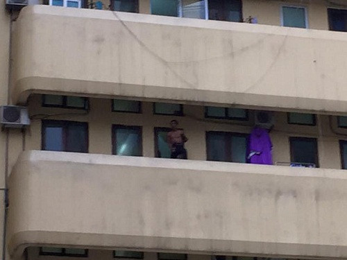 8. Thanh niên 'ngáo đá' đại náo bệnh viện Bạch Mai Khoảng 8h15 hôm nay, 18/9, một thanh niên có biểu hiện ngáo đá trèo ra lan can tầng 4, bệnh viện Bệnh nhiệt đới Trung ương, Hà Nội, hò hét gây náo loạn bệnh viện. Thanh niên trên cởi trần, mặc mỗi quần dài màu đen, đứng trên lan can khua tay múa chân, la hét inh ỏi. Một bảo vệ ở đây cho biết, thanh niên này là một bệnh nhân đang điều trị tại Bệnh viện Bệnh nhiệt đới Trung ương. Đến 11h10, lực lượng công an đã tiếp cận, khống chế được đối tượng ngáo đá.