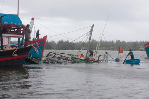 2. 12 người chết, mất tích do mưa lũ sau cơn bão số 3 Tối ngày 14/9, bão số 3 đổ bộ vào ven biển Quảng Nam - Quảng Ngãi (sau đó suy yếu thành áp thấp nhiệt đới), với sức gió giật cấp 8 đã gây nhiều thiệt hại nặng nề cho các địa phương miền Trung. Theo báo cáo nhanh của Ban Chỉ đạo T.Ư về Phòng, chống thiên tai, từ ngày 17/9 đến trưa ngày 19/9, đã có 9 người thiệt mạng do mưa lũ; 2 người chết do sét đánh và 1 người bị mất tích; 9 nhà bị sập đổ, cuốn trôi;107 nhà bị sạt lở đất, tốc mái; 3.145 nhà bị ngập nước.