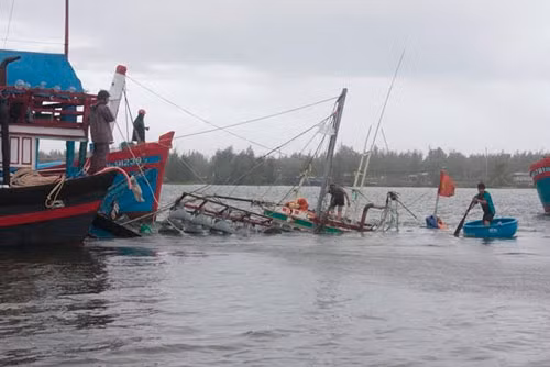 2. 12 người chết, mất tích do mưa lũ sau cơn bão số 3 Tối ngày 14/9, bão số 3 đổ bộ vào ven biển Quảng Nam - Quảng Ngãi (sau đó suy yếu thành áp thấp nhiệt đới), với sức gió giật cấp 8 đã gây nhiều thiệt hại nặng nề cho các địa phương miền Trung. Theo báo cáo nhanh của Ban Chỉ đạo T.Ư về Phòng, chống thiên tai, từ ngày 17/9 đến trưa ngày 19/9, đã có 9 người thiệt mạng do mưa lũ; 2 người chết do sét đánh và 1 người bị mất tích; 9 nhà bị sập đổ, cuốn trôi;107 nhà bị sạt lở đất, tốc mái; 3.145 nhà bị ngập nước.