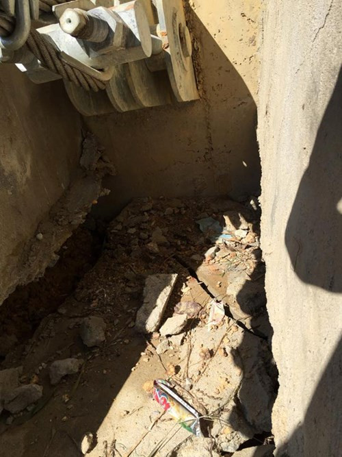 Mố cầu để bảo vệ trụ cầu và ngăn chặn sự xói mòn của dòng nước đảm bảo trụ cầu. Cầu treo dân sinh vừa hoàn thành, toàn bộ mố cầu đã sụt lún, vỡ toác. Lạ thay, đơn vị thi công lại khẳng định chưa có vấn đề nghiêm trọng.