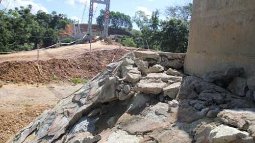 Được biết, đơn vị thi công cầu treo dân sinh Chợ Quánh là Cty Cổ phần 473 (có trụ sở tại TP Vinh, Nghệ An). Cầu được xây dựng với tổng mức đầu tư gần 6 tỷ đồng, được khởi công từ 4/2015, nối xóm 2 và 3 xã Hương Thọ.