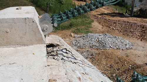 Đại diện Cty Cổ phần 473 cho biết, nguyên nhân dẫn đến hiện tượng sụt lún trên do trời mưa to trong những ngày vừa qua. “Cty đang cho anh em làm lại. Cầu chưa bàn giao, việc sụt lún là bình thường, bên trong còn có trụ cầu”, cán bộ kỹ thuật Hồ Tuấn Anh nói.