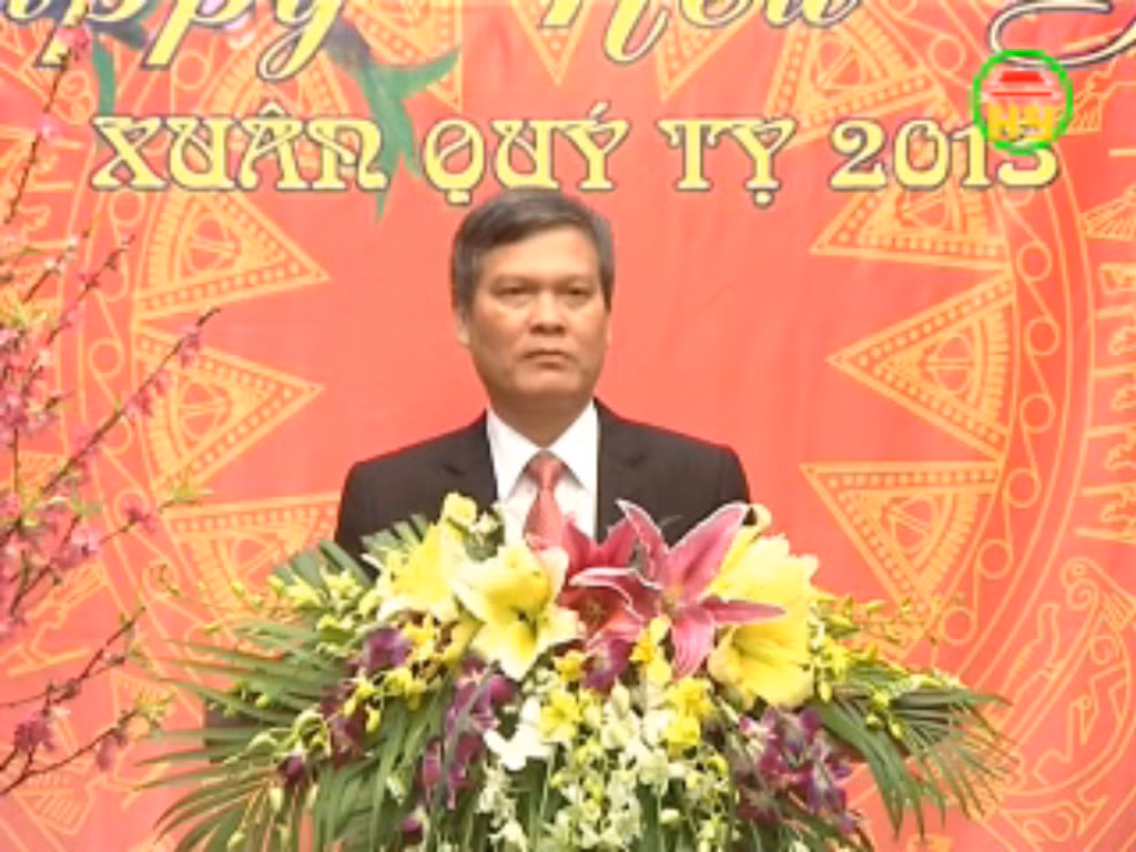 Ông Nguyễn Văn Thông - Phó trưởng Ban Nội chính Trung ương Ông Nguyễn Văn Thông sinh năm 1956 tại xã Long Hưng, huyện Văn Giang. Ông từng có 34 năm công tác trong ngành công an, nguyên là Giám đốc Công an tỉnh Hưng Yên. Từ tháng 7/2008, ông chuyển ngành và giữ các chức vụ chủ chốt tại Hưng Yên như Phó bí thư Tỉnh ủy, Chủ tịch HĐND, Chủ tịch UBND tỉnh, Bí thư Tỉnh ủy và nay là Phó trưởng Ban Nội chính Trung ương.