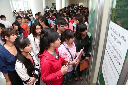 9. Tiếp tục tổ chức kỳ thi '2 trong 1' năm 2016 Theo văn bản hướng dẫn thực hiện nhiệm vụ khảo thí năm học 2015 - 2016, Bộ Giáo dục - Đào tạo khẳng định, tiếp tục tổ chức tốt kỳ thi THPT quốc gia năm 2016 để xét công nhận tốt nghiệp THPT và làm căn cứ cho các cơ sở giáo dục đại học, giáo dục nghề nghiệp sử dụng trong tuyển sinh. Đặc biệt, về đề thi, Bộ Giáo dục - Đào tạo cho biết, sẽ tiếp tục xây dựng ngân hàng câu hỏi thi, ma trận đề thi, đề thi minh họa theo hướng đánh giá năng lực, tăng dần các câu hỏi vận dụng, câu hỏi mở ở cả 4 mức độ nhận biết, thông hiểu, vận dụng và vận dụng cao.