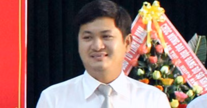 5. Quảng Nam có giám đốc Sở trẻ nhất nước Ngày 23/9, UBND tỉnh Quảng Nam công bố quyết định bổ nhiệm ông Lê Phước Hoài Bão làm Giám đốc Sở Kế hoạch và Đầu tư. Ở tuổi 30, ông Lê Phước Hoài Bảo, con trai Bí thư tỉnh Quảng Nam là Giám đốc Sở Kế hoạch và đầu tư trẻ nhất cả nước từ trước đến nay. Trước khi được bổ nhiệm làm Giám đốc Sở Kế hoạch và đầu tư tỉnh Quảng Nam, ông Hoài Bảo từng giữ chức Trưởng phòng xúc tiến đầu tư - Ban quản lý Khu kinh tế mở Chu Lai), Phó chủ tịch UBND huyện Thăng Bình, Phó giám đốc Sở Kế hoạch và Đầu tư tỉnh Quảng Nam.