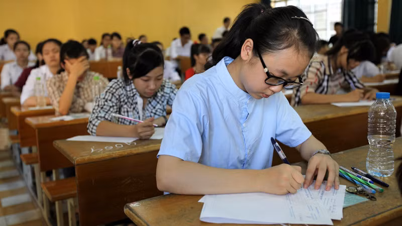 8. Học phí đại học tăng mạnh Nghị định 49/2010/NĐ-CP của Chính phủ quy định về miễn giảm học phí, cơ chế thu, sử dụng học phí đối với cơ sở giáo dục thuộc hệ thống giáo dục quốc dân đã hết hiệu lực sau năm học 2014 - 2015. Tuy nhiên, tới thời điểm này Bộ GD-ĐT mới trình Chính phủ dự thảo về mức trần học phí mới các cơ sở đào tạo thuộc hệ thống giáo dục quốc dân giai đoạn từ 2015 - 2016 đến 2020 - 2021. Được biết, trong dự thảo mới, mức tăng học phí của tất cả các nhóm ngành nghề đều ở mức 10%/ năm tính từ mức trần học phí năm học 2014 - 2015.