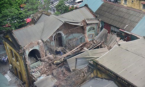 3. Sập nhà cổ Trần Hưng Đạo, Hà Nội, nhiều người thương vong Vào khoảng 12h45 trưa 22/9, căn biệt thự Pháp cổ ở số 107 Trần Hưng Đạo (Hoàn Kiếm) bất ngờ đổ sập. Theo ông Nguyễn Quốc ​Hoa, Phó Chủ tịch quận Hoàn Kiếm, Hà Nội, tòa nhà 107 Trần Hưng Đạo gồm ba khối xây từ thời Pháp, khối một là mặt tiền gồm hai tầng. Khối bị sập là khối 2, là hội trường, xây dựng hình mái vòm, độ cao tương đương 3 tầng, diện tích 300m2. Trước khi bị sập, khối nhà có hiện tượng rung lắc. Tính đến 18h cùng ngày 2 người tử vong và 7 người bị thương nặng.