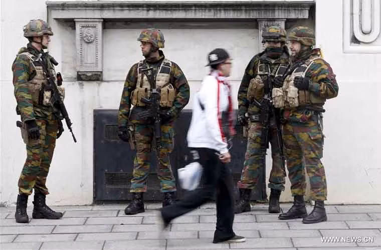 Các lính Bỉ đứng gác trên đường phố Brussels.