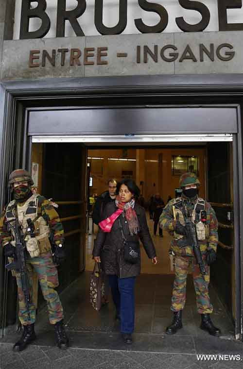 Hai quân nhân đứng gác ở cửa ra vào của nhà ga ở Brussels.