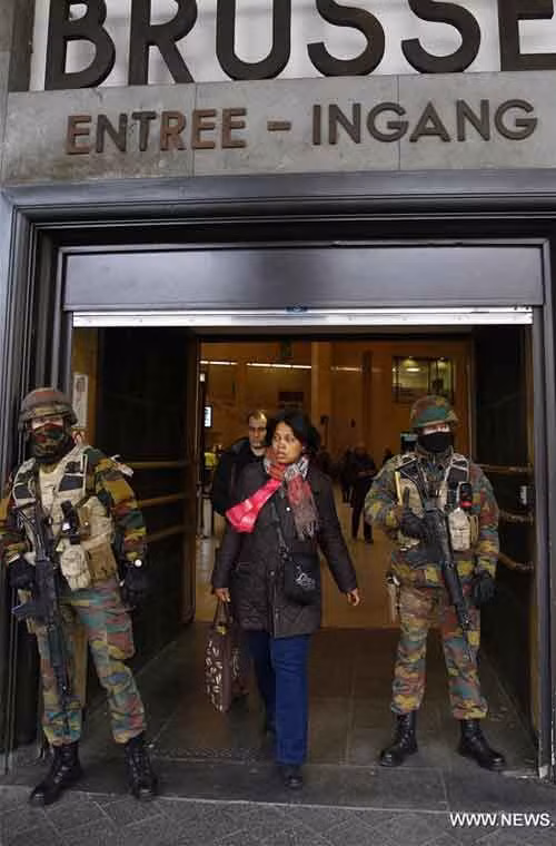 Hai quân nhân đứng gác ở cửa ra vào của nhà ga ở Brussels.