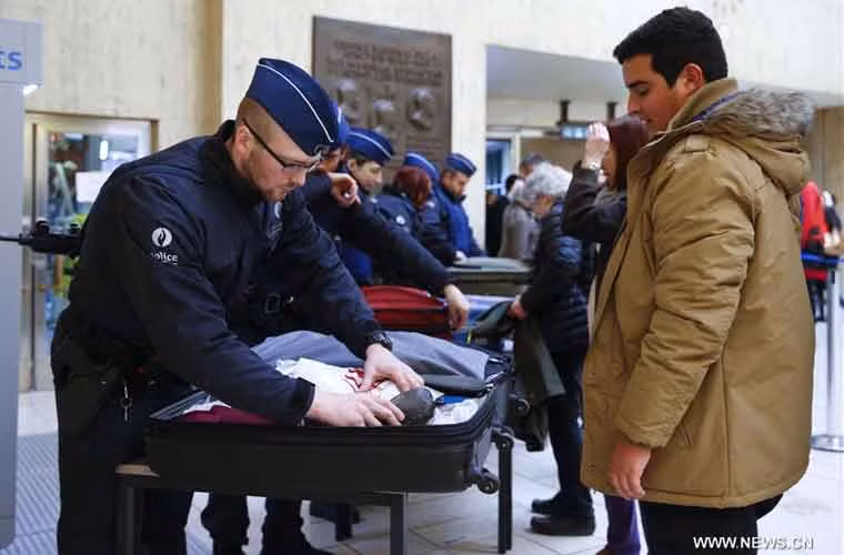 Công tác kiểm tra an ninh đối với người dân cũng được áp dụng vào đợt sau khi xảy ra vụ đánh bom ở Brussels.