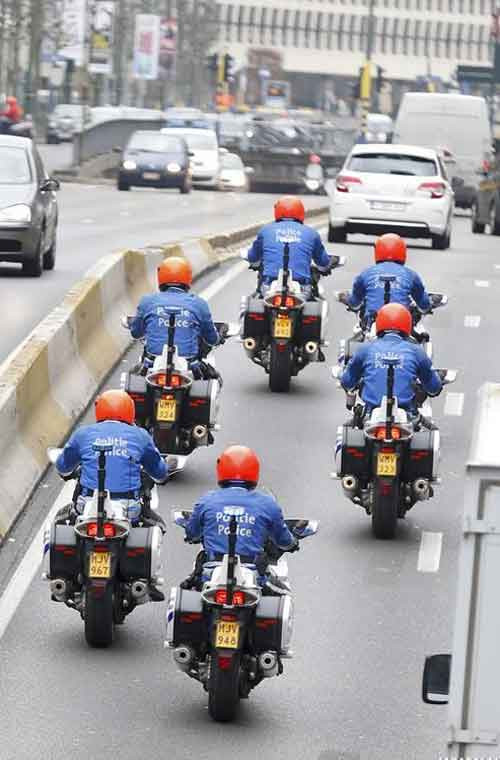 Sau vụ đánh bom khủng bố hôm 22/3, lực lượng an ninh Bỉ phải gồng mình tuần tra hay canh gác tại nhiều địa điểm. Ảnh: Cảnh sát Bỉ đi mô tô tuần tra dọc một con phố ở Brussels hôm 23/3.