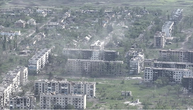 Lực lượng Hàng không Vũ trụ Nga liên tục phá hủy các tòa nhà trong khu vực trung tâm thành phố Chasov Yar, khiến Quân đội Ukraine không còn nơi ẩn náu và mất toàn bộ các điểm quan sát trên cao. Lực lượng Quân đội Nga đang sử dụng chiến thuật mạnh mẽ để quét sạch mọi thứ, khiến việc phòng thủ của Quân đội Ukraine gặp ngày càng nhiều khó khăn. Ảnh: Cảnh sát tuần tra Ukraine.