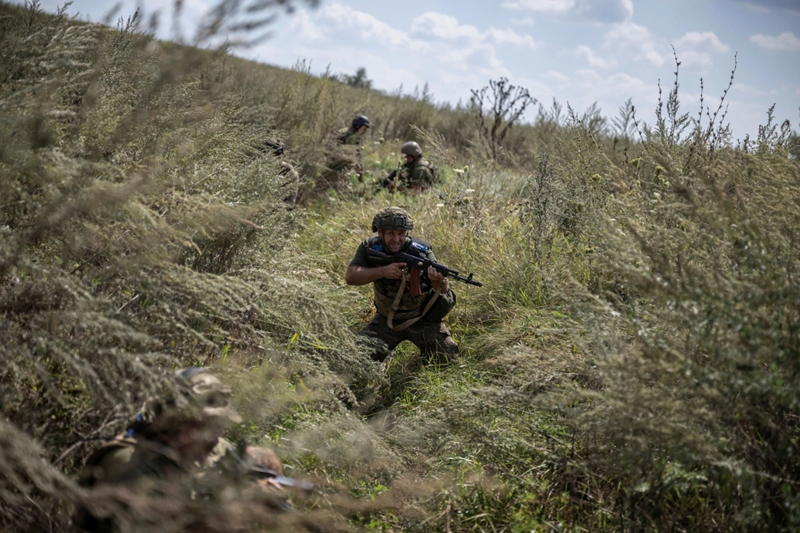 Quân đội Ukraine bắt đầu rút lui, cố thủ trong những tòa nhà dân cư còn sót lại và sân vận động trong khu vực thành phố. Lực lượng dự bị của Ukraine ẩn náu dưới tầng hầm của sân vận động, chuẩn bị cho các cuộc phản kích. Ảnh: Reuters.