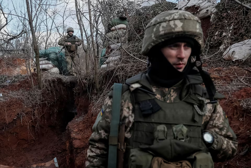 Đặc biệt, Quân đội Ukraine tận dụng lợi thế địa hình cao tại Chasov Yar để triển khai nhiều trạm quan sát pháo binh trên các cao điểm. Lực lượng súng cối được giấu kín ở mặt sau các cao điểm hoặc bên trong các tòa nhà dân cư, liên tục thực hiện các cuộc tấn công chính xác vào các nhóm bộ binh Nga đang tiến công. Ảnh: Reuters.