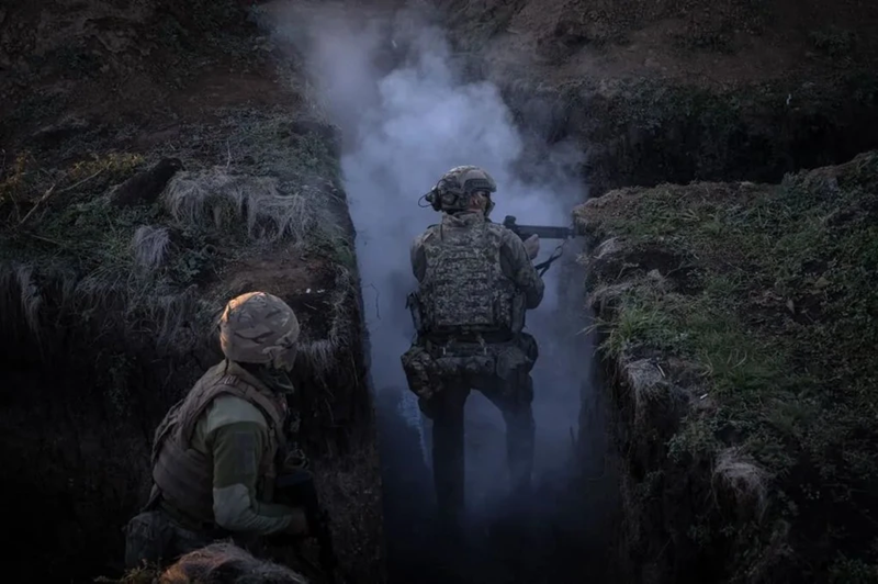 Ban đêm, bộ binh Ukraine từ các đường hầm chui lên, tổ chức phản công chống lại quân Nga đã tiến vào thành phố. Ở khu vực ngoại ô thành phố, quân Ukraine cũng bắt đầu phản công, đẩy lùi quân Nga, giành lại quyền kiểm soát mỏ số 9 và các vị trí dọc theo tuyến đường T0504. Ảnh: Anadolu Agency.