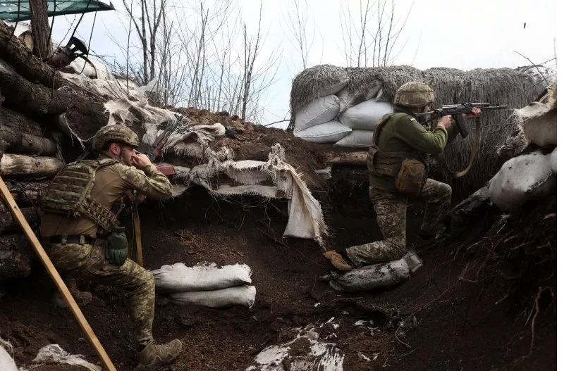 Lực lượng phòng thủ của Ukraine gồm Lữ đoàn cơ giới số 23 và Lữ đoàn cơ giới số 24, hai đơn vị tinh nhuệ hàng đầu của Quân đội Ukraine, rất giỏi trong chiến thuật phòng thủ. Tại khu vực thành phố, họ triển khai nhiều hệ thống tác chiến điện tử để gây nhiễu các máy bay không người lái trinh sát của Nga. Ảnh: Getty Images.