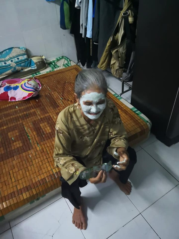 Nguoi ba dang yeu nhat he mat troi: Bat chuoc chau dap mat na va cai ket-Hinh-2