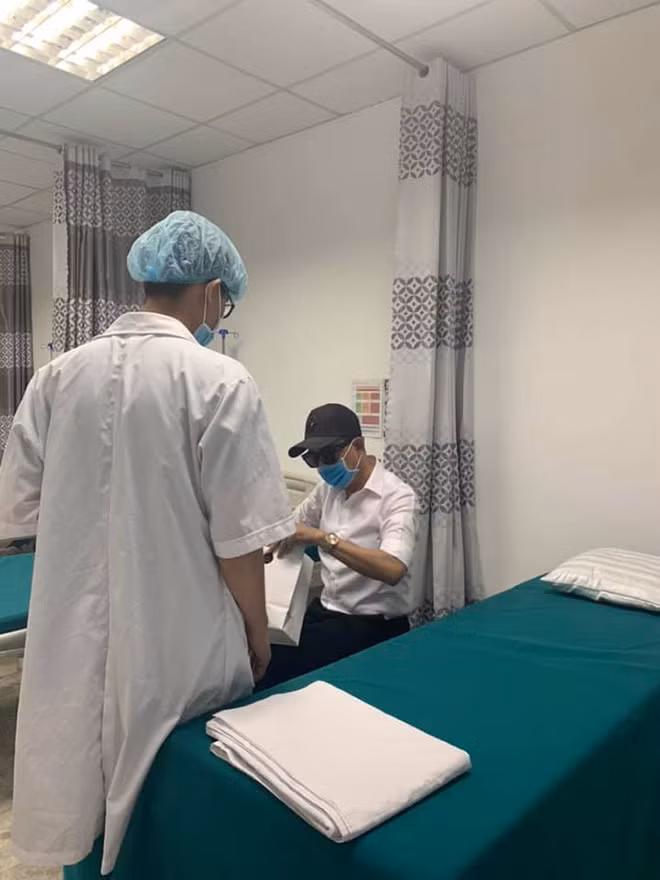 Long Nhat noi buoc Lam Khanh Chi phau thuat chuyen gioi: 