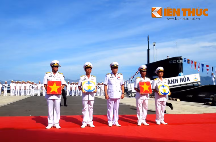 Tại buổi lễ, Chuẩn đô đốc Phạm Hoài Nam, Tư lệnh Quân chủng Hải quân nhân dân Việt Nam đã giao nhiệm vụ cho hai kíp thuỷ thủ tàu ngầm. Theo đó, cán bộ và thuỷ thủ nêu cao tinh thần đoàn kết, ra sức học tập và rèn luyện, nhanh chóng làm chủ Khoa học kỹ thuật tiến tiến trên tàu, luôn trong tư thế sẵn sàng bảo vệ Tổ quốc trong mọi tình huống. Đây cũng là trách nhiệm cao cả mà Đảng, Nhà nước, nhân dân, Quân đội và Quân chủng đặt lên vai các cán bộ, thủy thủ 2 con tàu nói riêng và Lữ đoàn tàu ngầm 189 Hải quân nói chung. Ảnh: Trao cờ Tổ quốc và cờ Hải quân cho các chỉ huy tàu ngầm.