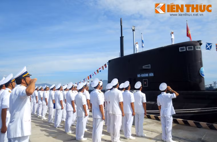 Chuẩn đô đốc cũng yêu cầu: Mỗi cán bộ, thuỷ thủ đoàn tàu ngầm phải thấm nhuần tư tưởng sâu sắc. Việc trang bị Lữ đoàn tàu ngầm là để để bảo vệ vững chắc chủ quyền biển đảo, thềm lục địa của Tổ quốc trong mọi tình huống, góp phần giữ gìn hòa bình, ổn định phát triển kinh tế - xã hội của đất nước.