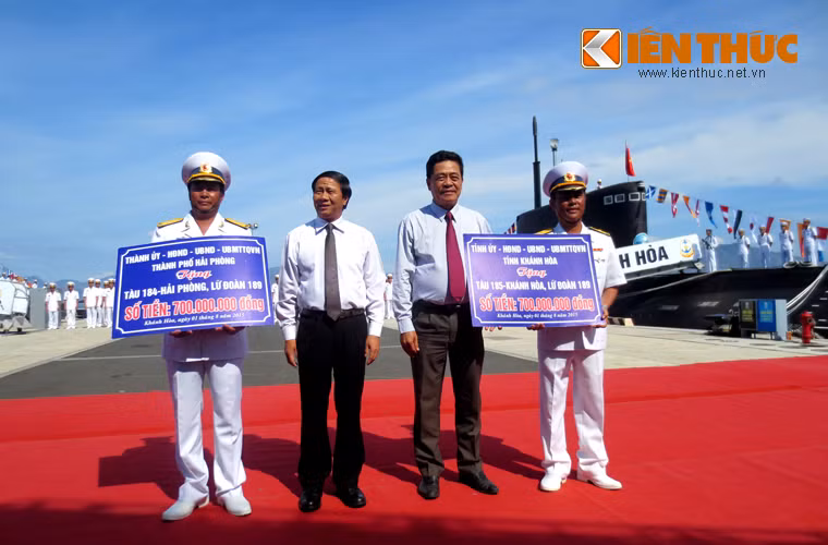 Thành ủy - HĐND - UBND - UBMTTQVN Thành phố Hải Phòng và Khánh Hòa tặng tàu ngầm HQ-184 Hải Phòng và HQ-185 Khánh Hòa 700 triệu đồng.