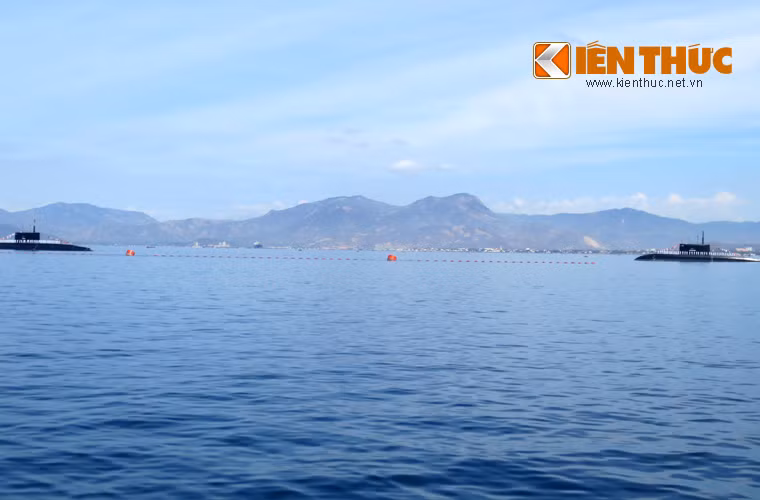 Tàu ngầm Hà Nội và TP HCM duyệt đội ngũ tại căn cứ Cam Ranh.