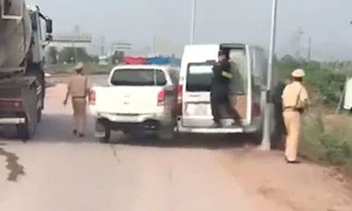 Canh sat no sung thi uy, xe 16 cho van lieu chay