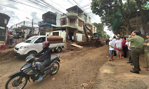 Trung ta cong an bi xe ui can tu vong truoc cua nha