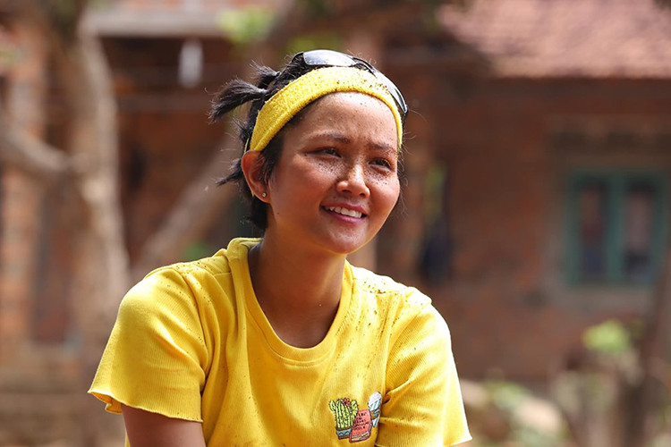 Nàng hoa hậu chẳng ngại xuất hiện trước công chúng với gương mặt không son phấn. Ảnh: FBNV