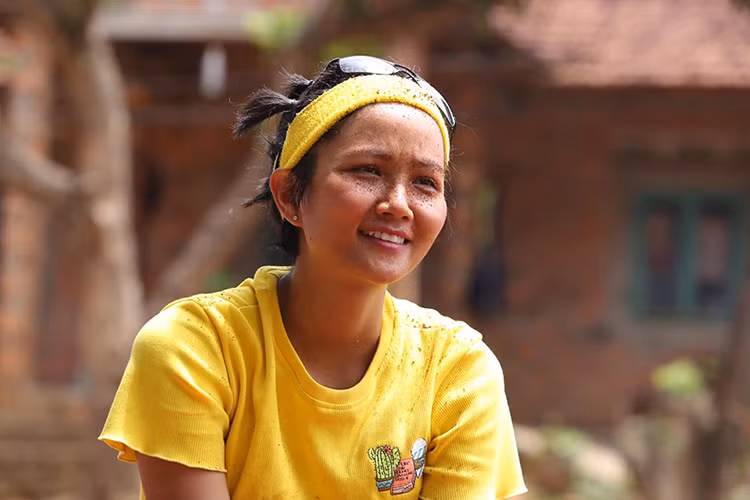 Nàng hoa hậu chẳng ngại xuất hiện trước công chúng với gương mặt không son phấn. Ảnh: FBNV