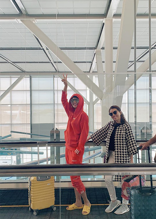 H'hen Niê có thói quen mang dép tổ ong khi không phải đi dự sự kiện. Ảnh: FBNV