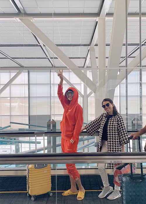 H'hen Niê có thói quen mang dép tổ ong khi không phải đi dự sự kiện. Ảnh: FBNV