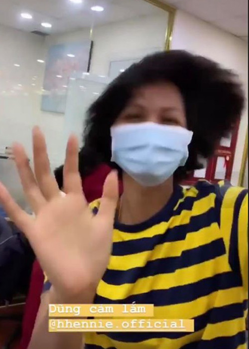 Khoảnh khắc đáng yêu khi chạy trốn khỏi đồng nghiệp của H'hen Niê khiến fan cười nghiêng ngả. Ảnh: Thế giới trẻ