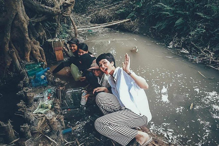 Khi về quê, cô sẵn sàng xắn tay rửa bát, nấu ăn. Ảnh: FBNV