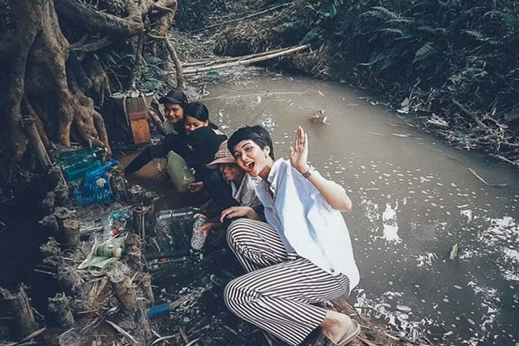 Khi về quê, cô sẵn sàng xắn tay rửa bát, nấu ăn. Ảnh: FBNV