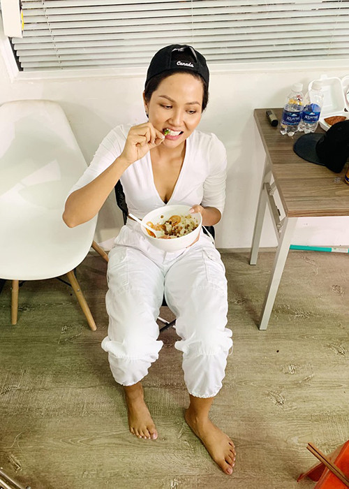 Càng giản dị, H'hen Niê lại càng được người hâm mộ yêu mến. Ảnh: FBNV