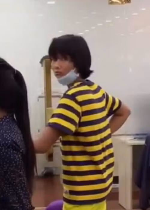 H'hen Niê tỏ ra ngượng ngùng khi bị đồng nghiệp lột khẩu trang để lộ gương mặt không son phấn. Ảnh: Thế giới trẻ