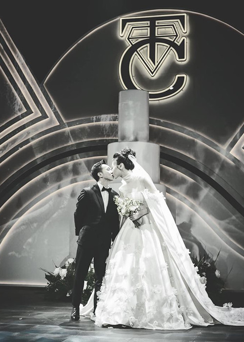 Cuối tháng 7, Cường Đô la cùng Đàm Thu Trang đã tổ chức hôn lễ sau 2 năm hẹn hò.