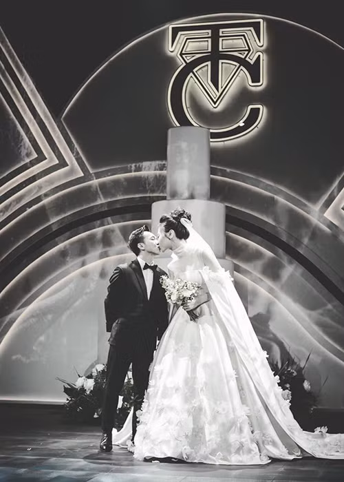 Cuối tháng 7, Cường Đô la cùng Đàm Thu Trang đã tổ chức hôn lễ sau 2 năm hẹn hò.