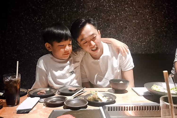 Hình ảnh Cường Đô la cùng bà xã đưa con trai đi ăn tối.