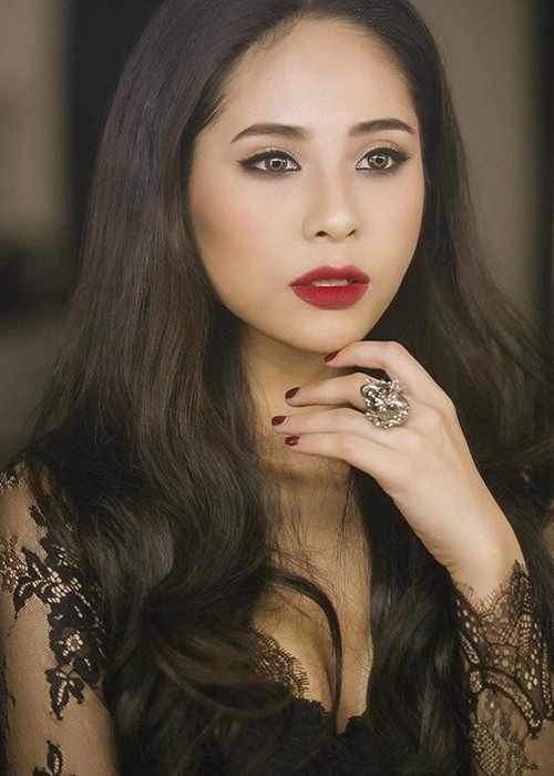 Nữ ca sĩ sinh năm 1994 sở hữu vòng một căng đầy, vòng eo săn chắc và vòng ba nảy nở.