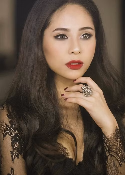 Nữ ca sĩ sinh năm 1994 sở hữu vòng một căng đầy, vòng eo săn chắc và vòng ba nảy nở.