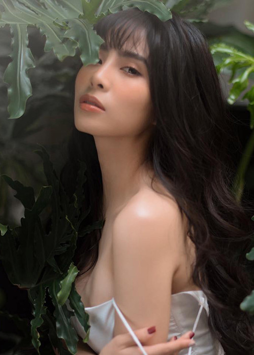 Kiều Anh luôn khéo khoe vẻ gợi cảm.