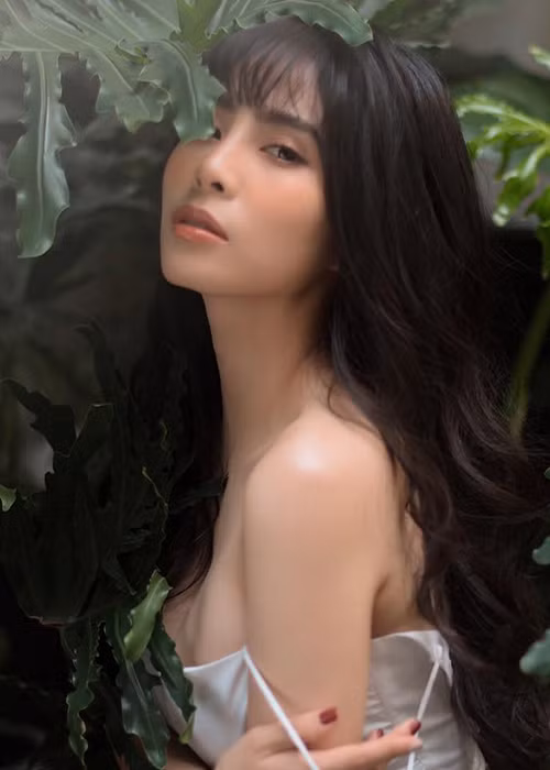 Kiều Anh luôn khéo khoe vẻ gợi cảm.